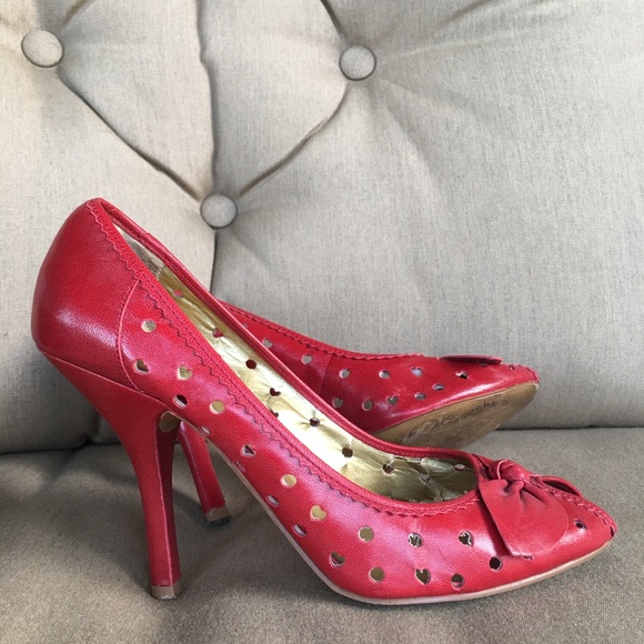 Guess sexy red cut out heart peep toe pumps - Picture 4 of 6